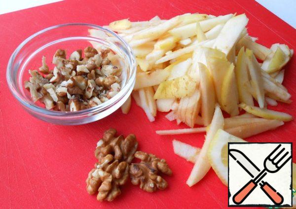Nuts grind, I just cut with a knife, because in the salad I like large pieces. Apple cut into strips, you can sprinkle with lemon juice.