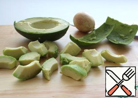 Avocado cut in half, remove the bone, peel, cut into large transverse slices.