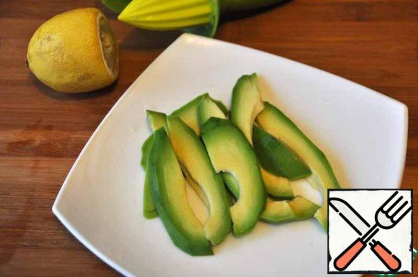 Sprinkle the sliced avocado with lemon juice to prevent oxidation (darkening).
