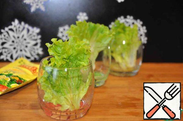 We take glasses (wine glasses) for serving, put lettuce leaves in each.
