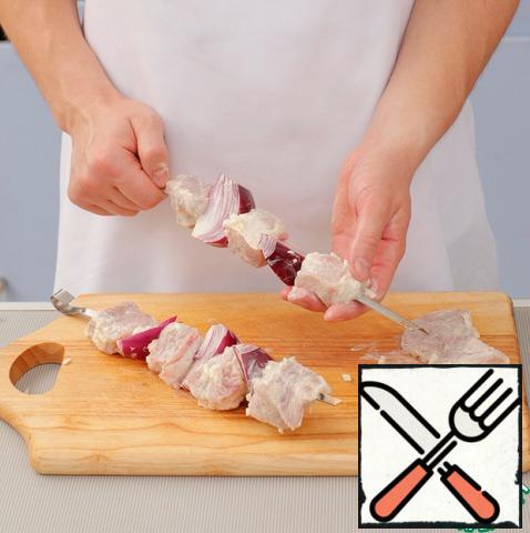 Remove the pork from the marinade, wipe with napkins. String on 4 skewers and fry on the grill for 20-25 minutes. Serve with ketchup.