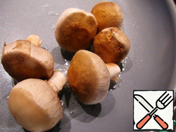 Clean the mushrooms and quickly fry in a very hot frying pan (not to lost juiciness).