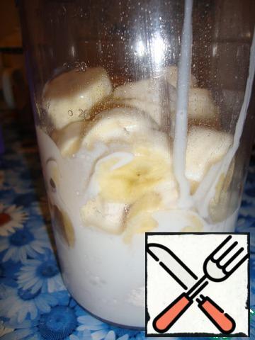 Add marshmallows and bananas in a blender and pour a little kefir (to better grind).