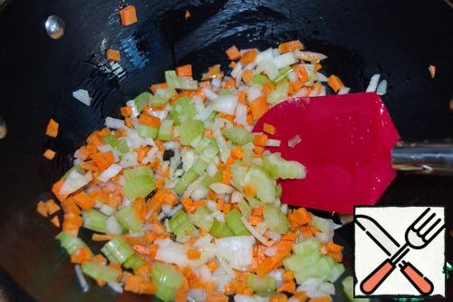 Heat the oil in a pan and add the vegetables, fry for 8 minutes.