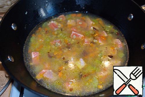 Pour 2 cups of water, salt, bring to a boil. And cook under the lid on low heat until tender.