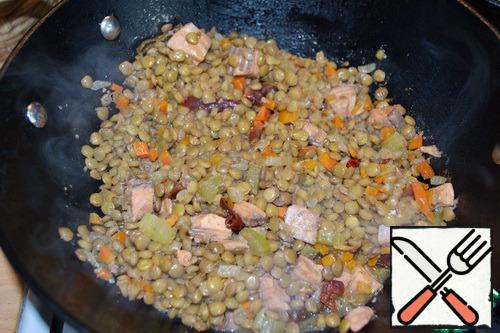 When the lentils are completely cooked, if there is still liquid, increase the heat and evaporate it.