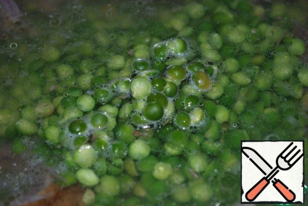 I immediately cut the smoked duck into portions and pour 1.3 liters of water. Immediately add the split peas. Today got green, you can yellow, too tasty-) And cook for about 40 minutes - during this time the meat will be soft, and the peas will boil almost to puree.