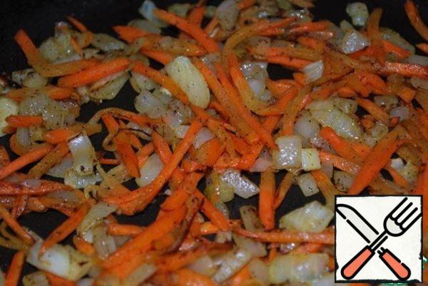 During this time, I prepare the most common roast: finely chopped onions, strips of carrots and pepper. Add salt or water, no fried do not, as a rule, the salt in the smoked duck enough.