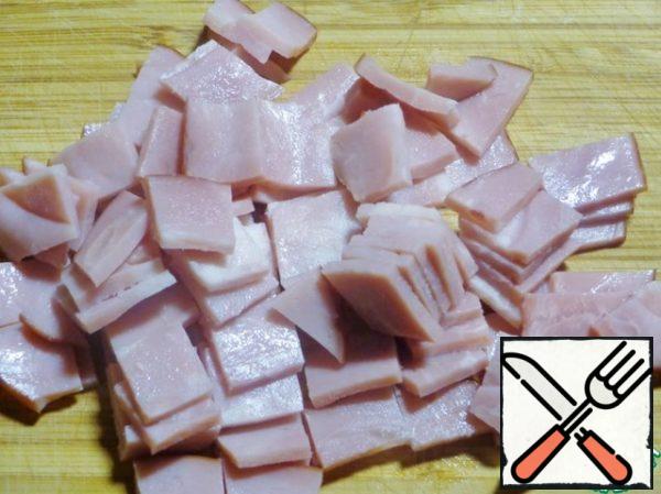 Cut the ham into small cubes.
