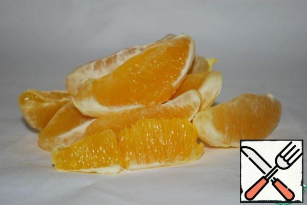At this time, peel the orange, divide it into slices.
