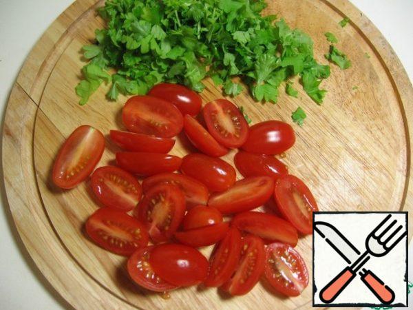 Now you can collect the salad. Add the dressing to the beans and mix gently. Leave it for a while so that the flavors mix. Meanwhile, cut the tomatoes into halves and coarsely chop the parsley.
