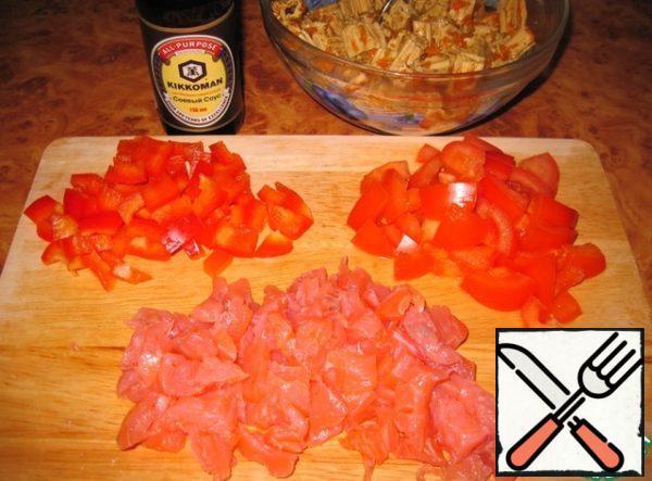 The hardest and longest thing here is to peel the grapefruit. The grapefruit slices peeled from the skin and films are divided into pieces.
