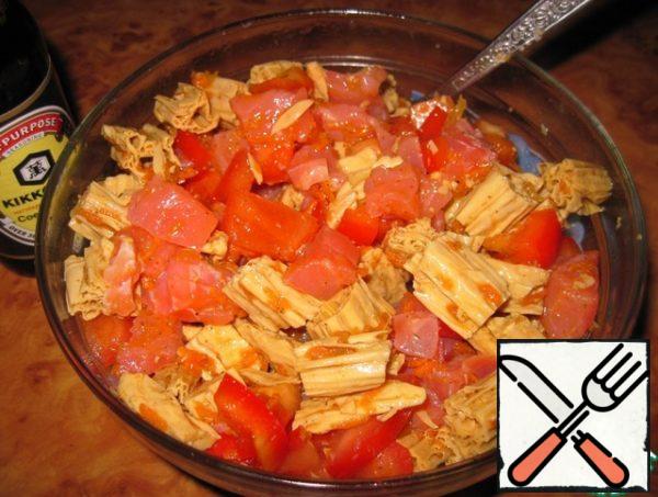 Combine in a deep casserole with asparagus, tomatoes, sweet pepper and trout.
If there is not enough salt, the salad can be additionally seasoned with soy sauce.