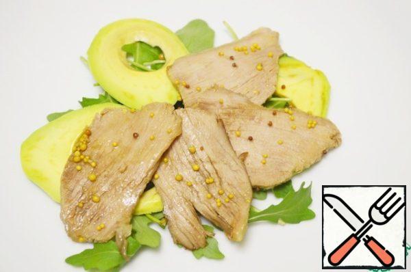 To make the dressing. Mix mustard, butter, lemon juice and honey, salt, pepper and shake well. The half of the filling add to the meat, mix well. Avocado peel and cut into plates. Arugula wash, dry.
On a plate put a bit of arugula, slices of avocado, top with meat slices, then arugula.