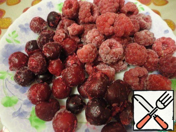 Prepare the berries, spread on a plate for 5 minutes.