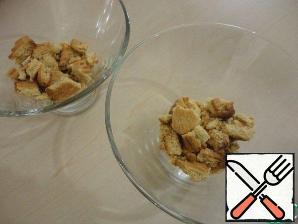 Put the crumbled cookies in the molds in layers.
