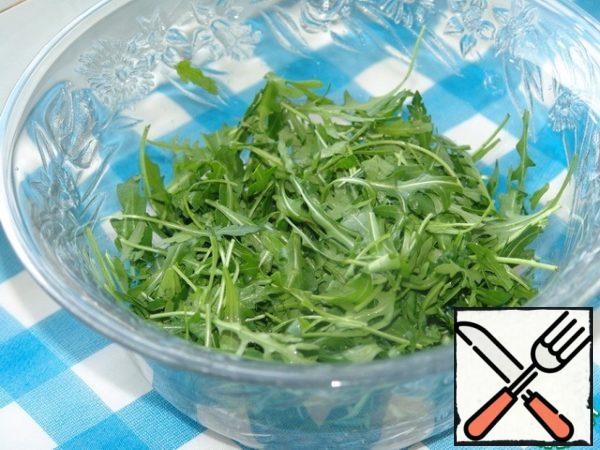 Arugula wash, dry, if necessary, tear his hands into smaller pieces.