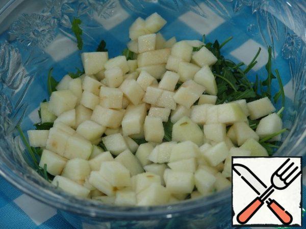 Pears clean, cut into cubes.