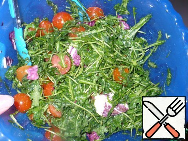 Arugula cut with scissors, cherry in half;
mix for dressing: olive oil, Dijon mustard and juice 1/4 of a lemon.
Mix arugula, cherry and dressing, salt to taste.