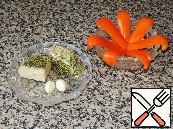 Pepper free from the stalk and seeds, cut along wide strips. Grate cheese and garlic on a small grater and season with mayonnaise.