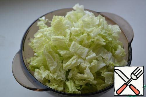Rinse cabbage, remove thick stems, cut into strips.