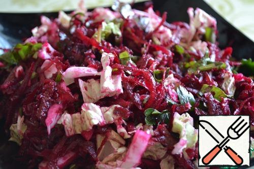 Put into a dish layers: beets, cabbage, sorrel. Pour the dressing, decorate with parsley leaves. Before direct use, safely mix all ingredients