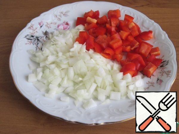 Cut the onion and pepper into cubes.