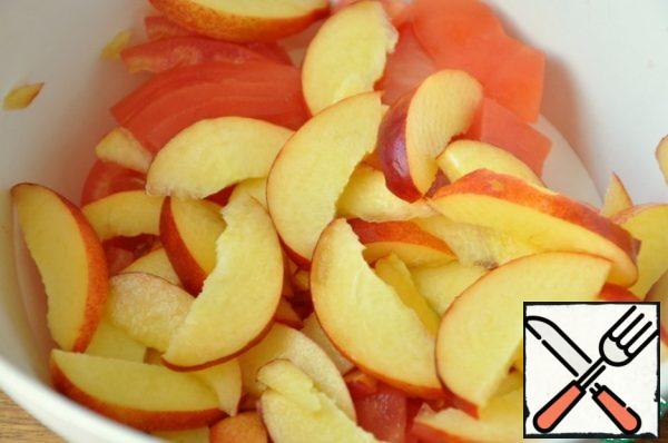 Tomatoes and nectarines cut into slices.