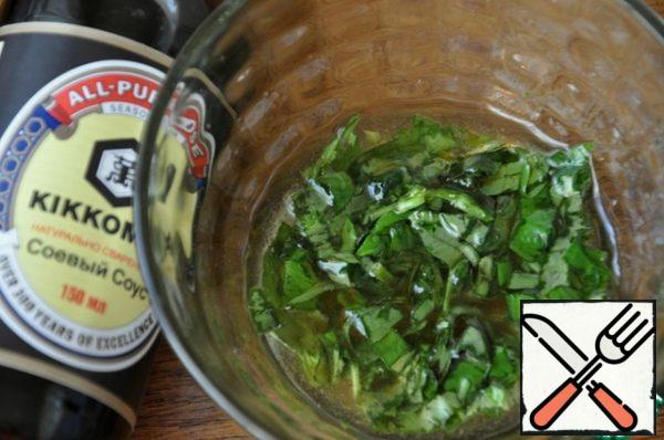 For the dressing, chop the Basil (preferably even a bit of grind), add the soy sauce, oil and lime juice, mix it all together.