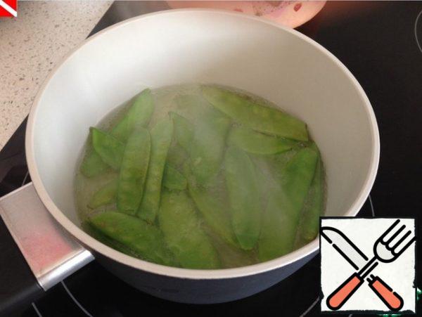 In a saucepan bring to a boil the water and drop it in the sugar peas for 1-2 minutes .