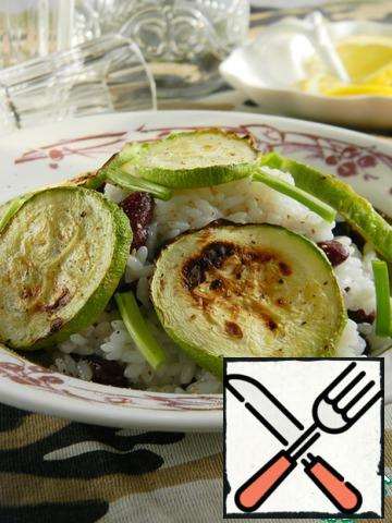 For refueling mix olive oil 2 tbsp. l, a pinch of thyme, lemon juice 1 tbsp., salt and pepper. Warm rice mixed with beans.Put on a plate, on top - circles baked zucchini. Pour the dressing. Greens to taste.