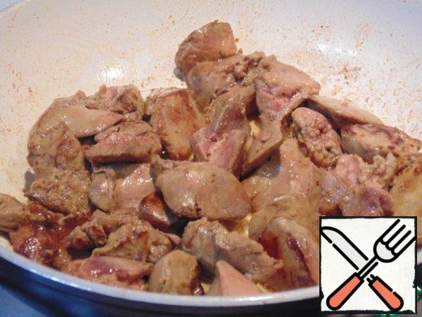 Liver wash, dry, cut. Fry in 2 tablespoons olive oil. The fire should be more than average, fry quickly, for 3 minutes, so that the liver remains soft, do not dry.