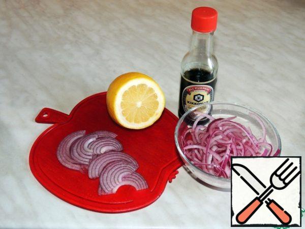 Onions cut into thin half-rings. Marinate for 15 minutes in a mixture of soy sauce and lemon juice halves.