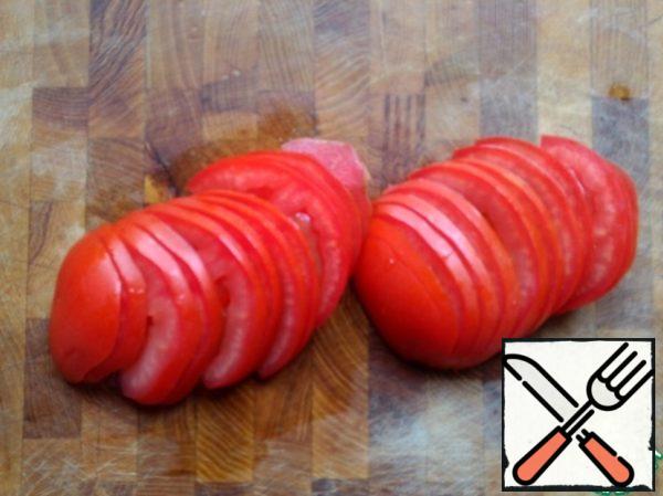 Cut the tomato into thin half-rings.