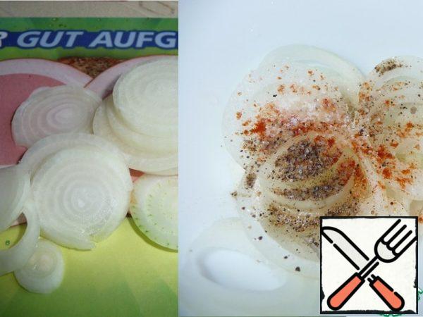 Onions cut into rings, put in a Cup, add salt, pepper, lemon juice, mix. Leave to marinate for 5 minutes.