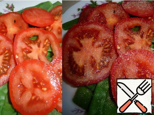 Cut the tomato into rings and put it on the beans.
Add garlic powder.
