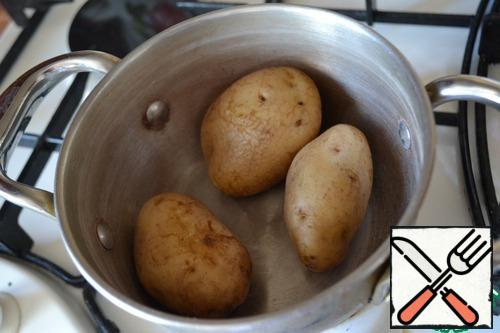 Boil potatoes in their skins. Lower the potatoes in cold water, salt water if desired, bring to a boil and cook over medium heat for about 20 minutes. Ready to define the knife easily comes to the middle, then finish. Cool to room temperature.