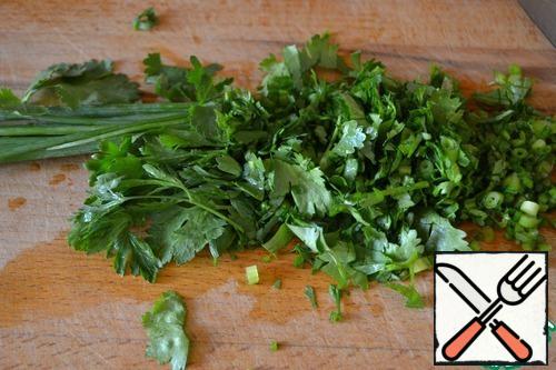 Prepare the dressing: finely chop the parsley, cilantro and green onions with a knife.