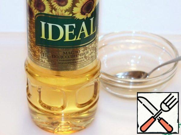 For salad dressing, mix the oil and vinegar, pour into a small container with a lid and shake well, the dressing should thicken slightly. I also added some sugar to the recipe. I didn't add salt, like lightly salted olives.