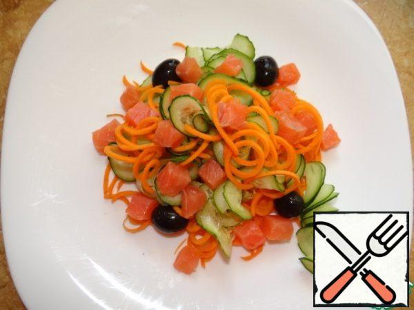Cut the trout into cubes and add to the vegetables with olives;
