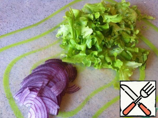 Onion cut into quarter-slices, lettuce tear his hands into small pieces.