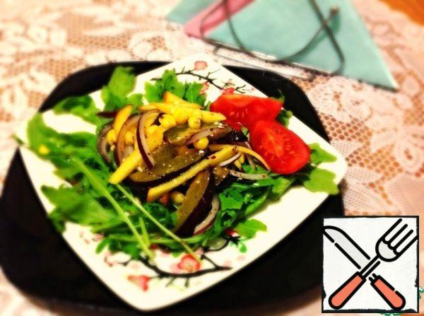 On a plate put the arugula leaves and gently spread the salad. Pour lemon juice on top. Cherry tomatoes cut into 4 pieces and add to salad.