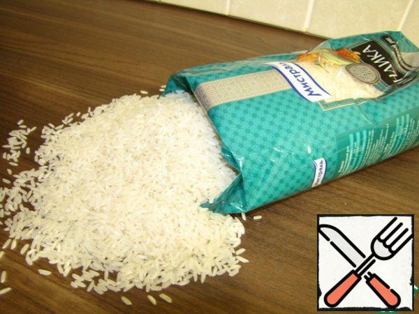 Boil the rice (wash thoroughly the rice and fill it with water: for 1 Cup of rice 1 Cup of water., put on fire and cook 10-15 minutes).