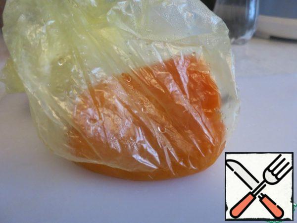 Hot pepper and eggplant put in a bag and tie until cool, so that the peel is easier then removed.