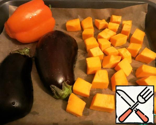 Vegetables bake in the oven at 200 degrees for about 40 minutes. If the eggplant is large - better cut in half lengthwise. Readiness can be determined by a dark spot on the skin of pepper.