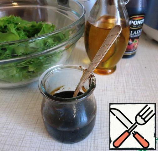 For refueling mix olive oil and lemon juice, soy sauce. With unagi sauce dressing will be even tastier.