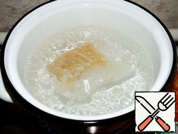 The rice is boiled in salted boiling water until cooked. Then I pull it out with a fork, carefully cut the bag, put the rice on a plate.
