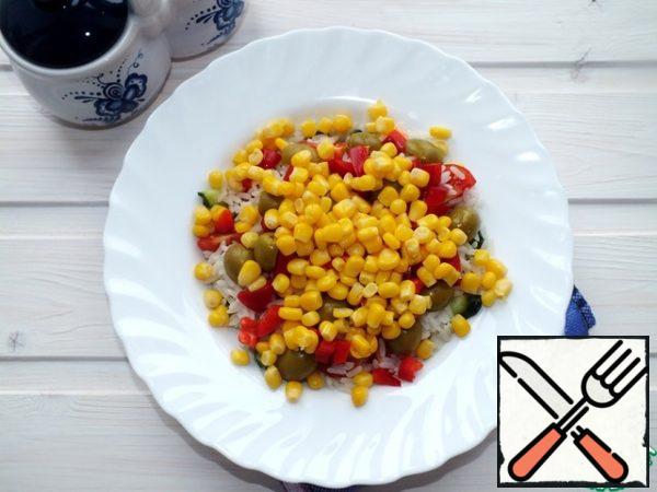 Spread the red pepper, diced, and corn without liquid. Season with vegetable oil, salt, mix and put in a salad bowl. Arrange the greens.