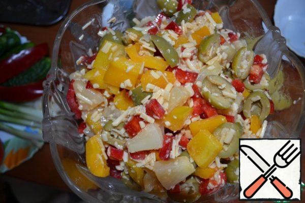 Season with salt, lemon juice and sunflower oil.
Our salad is ready.