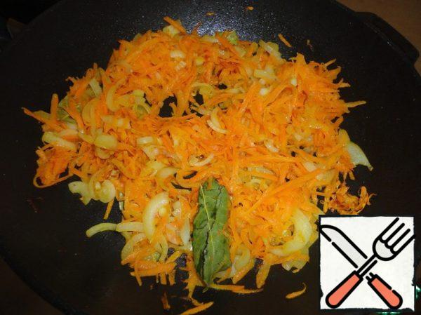 Put the pasta in water to cook. Finely chop the onion, grate the carrots on a coarse grater. Transfer to a frying pan and fry for 5 minutes on 4 tablespoons of olive oil. oils.
